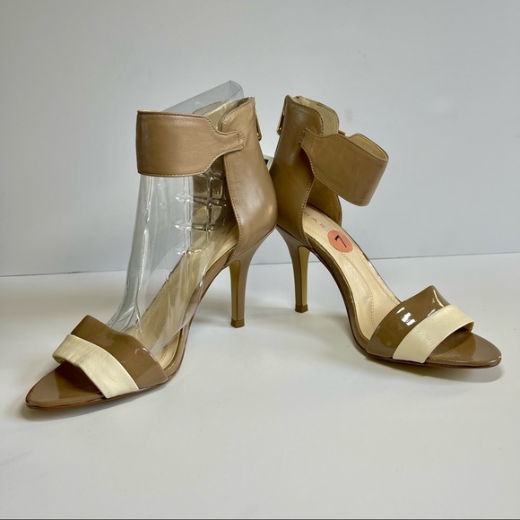 TAHARI Two Tone Tan & Beige Leather Sandal with Wide Ankle Strap NWT - Picture 2 of 11